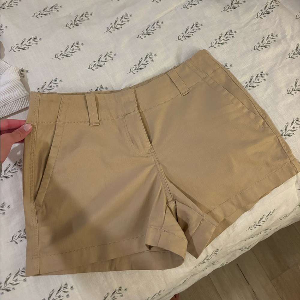 vineyard vines 3 1/2 Inch Herringbone Every Day Shorts. Color is Sand. Size 0
